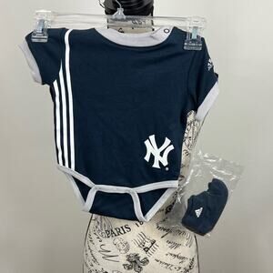 NWT Adidas New York Yankees 3/6 months onesie with matching socks